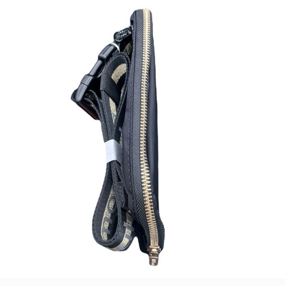 Lululemon Everywhere Belt Bag 1L Wordmark Strap in Black & Gold NWT SOLD OUT - Picture 4 of 8